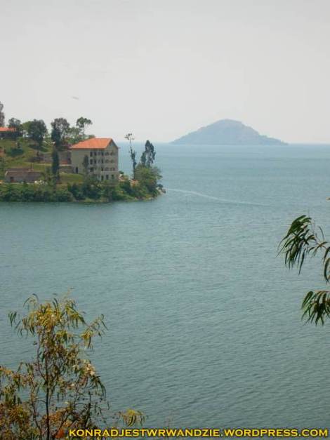 Kolejny z hoteli. Przy okazji widać już ogrom jeziora Kiwu. Na horyzoncie wystający z wody wulkan.